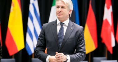 Stire din Economie : Ministrul fondurilor europene se întâlnește cu comisarul european pentru politică regională