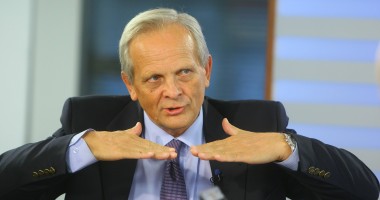 Stire din Politică-Administrație : Stolojan consideră că Guvernul trebuie să prezinte un nou proiect de buget pentru 2012