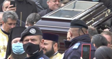 Stire din Actualitate : Mii de credincioși la înmormântarea cu onoruri militare a episcopului Vasile Someşanul. ÎPS Teodosie, în soborul de preoți