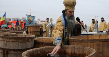 Stire din Cultură-Educație : A început slujba de Bobotează pe faleza de la Cazino