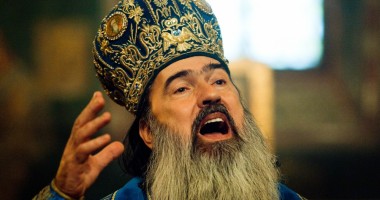 Stire din Cultură-Educație : IPS TEODOSIE oferă pachete COPIILOR NEVOIAȘI