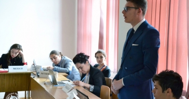 Stire din Cultură-Educație : Terorismul, refugiații și siguranța pe internet, dezbătute de studenți și elevi