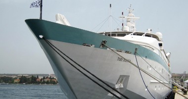 Stire din Economie : Luxuriantul "Tera Moana" acostează pentru prima oară în portul Constanța