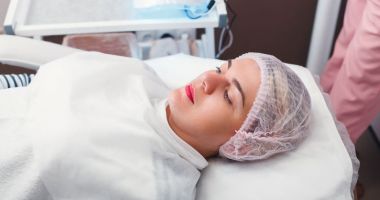 Stire din Sănătate : Terapia fotodinamică, recomandată în tratarea multor afecțiuni dermatologice