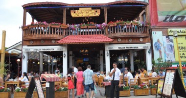 Stire din Economie : Borșul de pește și rasolul cu hrean încep să ia fața shawormei, pe litoral