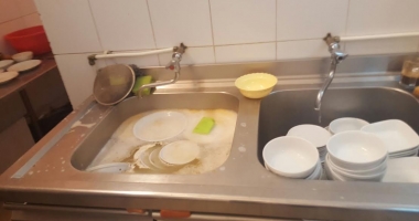 Galerie foto. Trei terase din Mamaia, închise temporar de Protecția Consumatorilor. Unde au fost găsite nereguli - 9