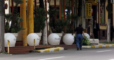 INADMISIBIL! Terasele ocupă tot trotuarul, pe unde mai circulăm? - 2