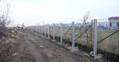 Gard de beton și sârmă ghimpată, într-o Constanță mizerabilă. "Să vină primăria, să demoleze vreo 20 de case, să vă facă stradă!" - 4
