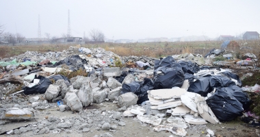 Gard de beton și sârmă ghimpată, într-o Constanță mizerabilă. "Să vină primăria, să demoleze vreo 20 de case, să vă facă stradă!" - 6