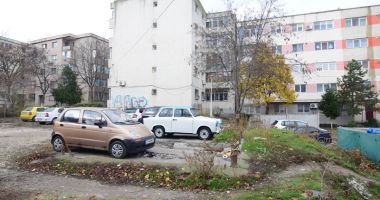 Lăsați fără parcare între blocuri, au ajuns la disperare! "Noi unde ne mai parcăm mașinile?" - 3