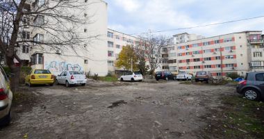 Lăsați fără parcare între blocuri, au ajuns la disperare! "Noi unde ne mai parcăm mașinile?" - 2