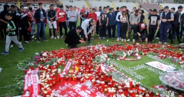 Stire din Sport : Omagiu pentru Patrick Ekeng. Trupul neînsuflețit al camerunezului, depus azi pe stadionul "Dinamo"