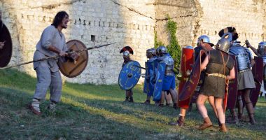 Stire din Cultură-Educație : Festival Antic. Termele Romane se transformă în loc de luptă între gladiatori