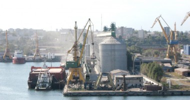 Stire din Economie : Navele așteaptă la coadă în terminalele de cereale din portul Constanța