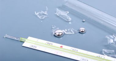 Stire din Sănătate : Ați spart din greșeală termometrul? Adunați rapid mercurul risipit!