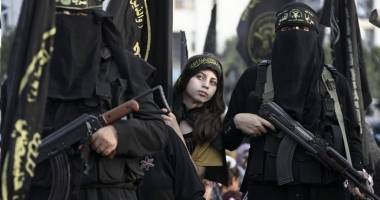 Stire din Actualitate : Poliția, pe urmele unei rețele formate din femei înstărite, care sprijină Statul Islamic