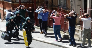 Stire din Actualitate : "Amenințarea teroristă a crescut în mod spectaculos. Nu putem spera să împiedicăm totul"