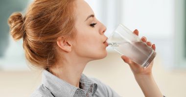 Te simți greoi și inflamat? Posibil să suferi de retenție de apă