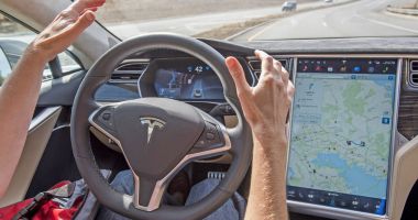 Stire din Tehnologie : Elon Musk promite că mașinile Tesla se vor conduce singure chiar din 2019