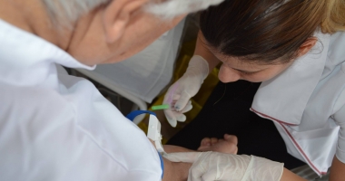 Stire din Sănătate : Medicii, expuși la îmbolnăviri grave. "Cele mai mari riscuri sunt infecția HIV și Hepatita"