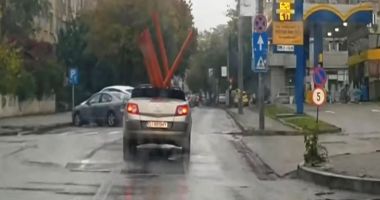 Stire din Actualitate : Ţevi de canalizare transportate cu decapotabila