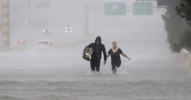 Donald Trump vizitează zona afectată de uraganul Harvey