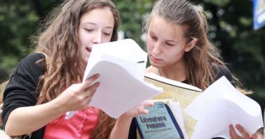 Stire din Social : Aproape jumătate din liceenii români cer înlocuirea tezelor. Petiție online cu număr record de semnături