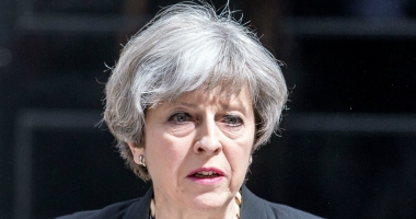 Stire din Actualitate : Theresa May este acuzată că se supune cererilor UE în ce privește ''factura'' pentru Brexit
