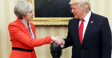 Stire din Actualitate : Donald Trump și Theresa May doresc  un acord bilateral "rapid" după Brexit