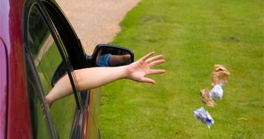 Stire din Social : AMENZI DRASTICE pentru românii care aruncă gunoaie și țigări pe jos