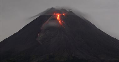 VIDEO. Vulcanul Merapi a erupt, aruncând în aer lavă de 16 ori