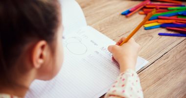 Stire din Social : Guvernul a aprobat: Copiii dezavantajați vor primi anual 500 de lei pentru materiale școlare și haine