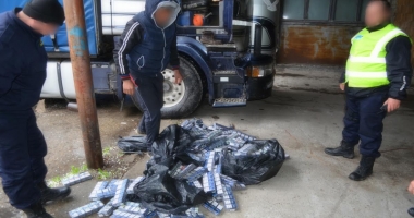 Țigări de contrabandă, descoperite într-un camion cu legume și fructe, la Constanța - 3