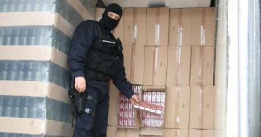 Stire din Eveniment : Captură la poarta de acces în Portul Constanța: peste o sută de pachete de țigări ascunse într-o mașină