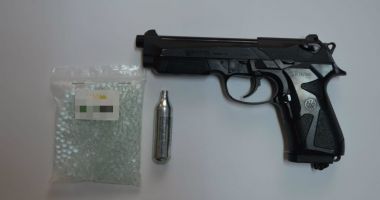 Țigări de contrabandă și o armă neletală, descoperite de polițiștii tulceni - 2