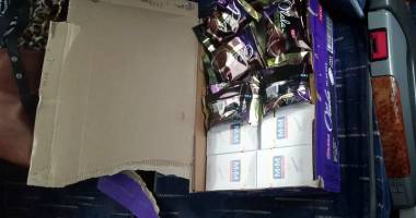 Țigări de contrabandă ascunse în cutii de prăjituri - 3
