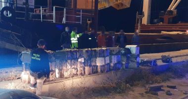 Stire din Eveniment : Focuri de armă în port, pentru prinderea unor marinari contrabandiști de țigări