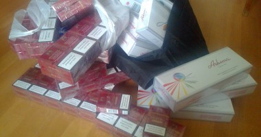 Stire din Eveniment : Țigări de contrabandă găsite într-un autoturism cu numere de Italia