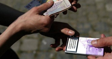 Stire din Eveniment : Bișnițarii de țigări, de la Gară, au căzut în plasa Gărzii de Coastă