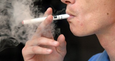 Stire din Sănătate : Cât de indicată este țigara electronică dacă vrei să te lași de fumat