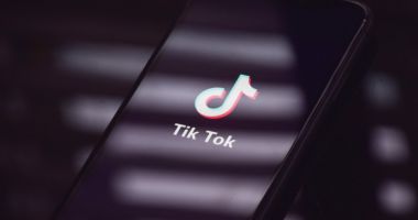 Stire din Actualitate : Blocaj instituțional pe TikTok: conturile BEC, inaccesibile