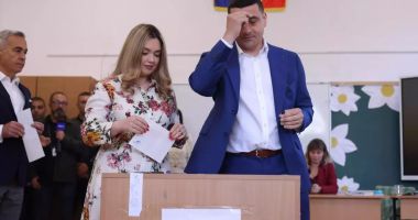 Stire din Politică-Administrație : George Simion şi-a redeschis conturile de Facebook şi TikTok. Primul live, în dimineaţa alegerilor