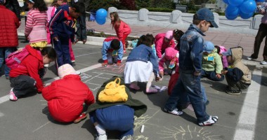 Emisiune de mărci poștale cu mesajul "Stop violenței împotriva copiilor"