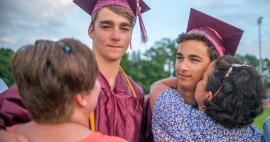 Stire din Cultură-Educație : „Marea fugă” a tinerilor români care pleacă la studii în străinătate. Profesor: Vor să scape de noi, de țara asta