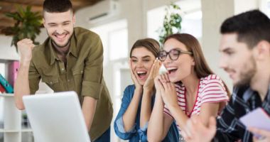 Stire din Actualitate : Prime lunare pentru tinerii care își găsesc un job stabil. Ce condiții ar trebui să îndeplinească