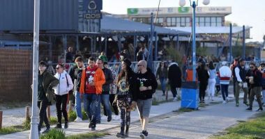 Stire din Social : Jumătate dintre tinerii din România vor să emigreze