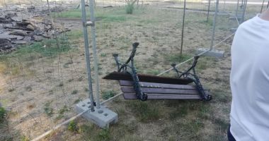 Stire din Eveniment : Tineri, amendați pentru că au distrus o bancă din Parcul Dragoslavelor