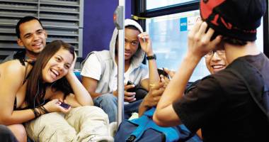 Stire din Fun : Teorie în autobuz, despre  tinerii din ziua de azi