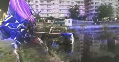 Stire din Eveniment : Accident spectaculos în stațiunea Mamaia! Doi tineri au plonjat cu maşina în fundaţia unui bloc, plină cu apă
