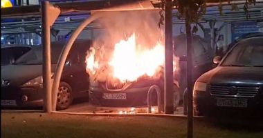 Doi tineri au mers cu copilul la cumpărături, într-un magazin din Constanţa, iar când au ieşit şi-au găsit maşina în flăcări